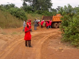 Les cantonniers d’une entreprise encadrée par I.S.CO. à l’Equateur en train d’effectuer une opération de rechargement