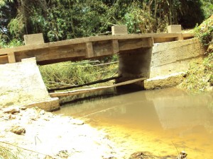 Le pont Lébé sur la route de Semendwa