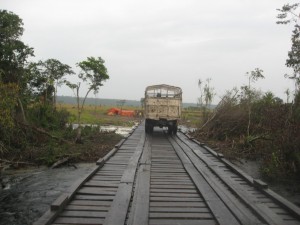 Pont sur la Kwenge, reliant le territoire de Kahemba avec Panzi (territoire de Kasongo Lunda), d’une portée de 72 mètres linéaires, avec infrastructure en piles canadiennes