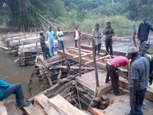 Pont Zukuku : piles canadiennes (construction)