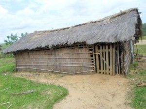 Une des salles de classe de l’école primaire Kimvuka (Feshi) avant intervention du projet