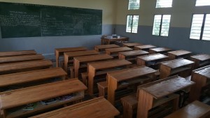 Une salle de classe de lécole primaire Kasasa (Kahemba) équipée en mobiliers